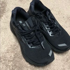 Brooks Ghost 12 8.5 tennis / athletic shoes